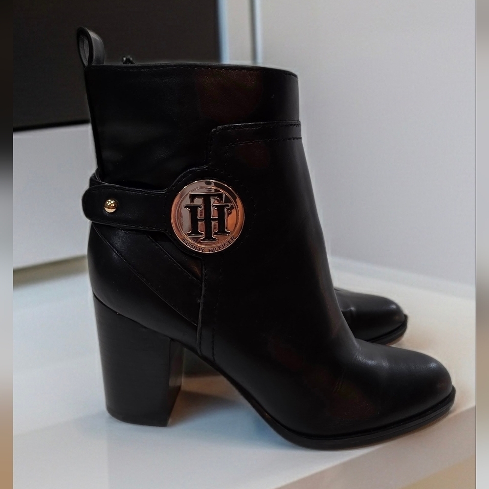 Tommy Hilfiger Dena Black Faux Leather Logo Ankle Boots Booties Size 7.5